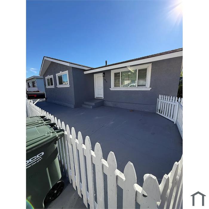 1915 Ensenada St
